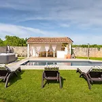 Jona Villa *